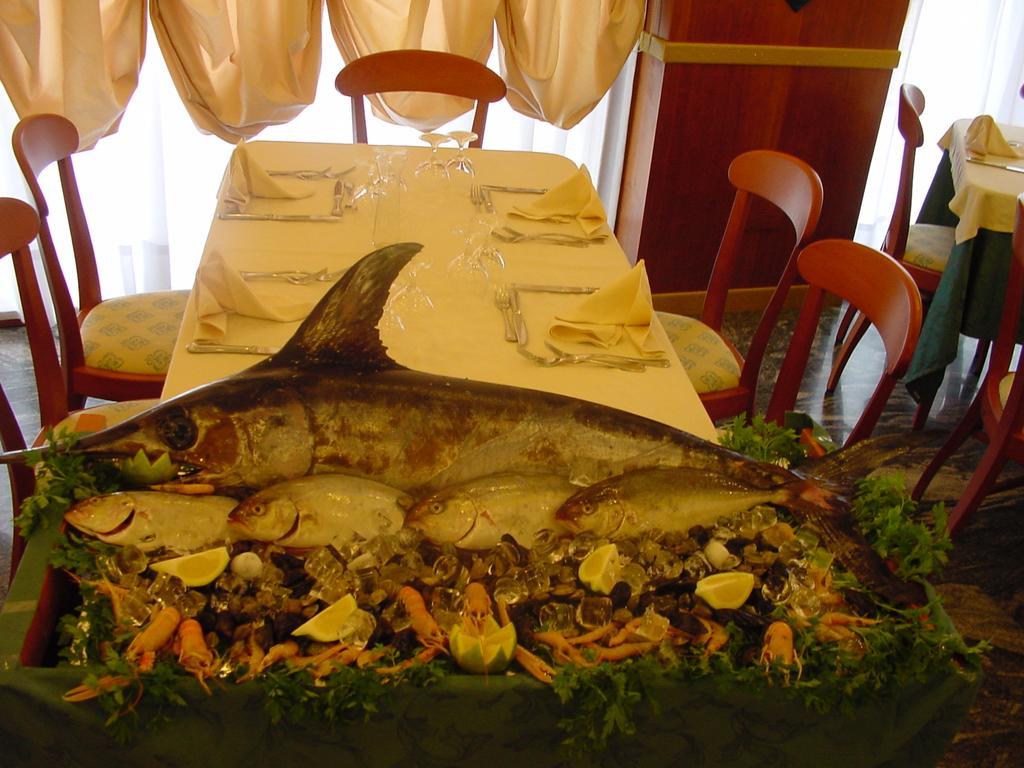 Hotel Ristorante Miramare مارينا دي جيويسا يونيكا المظهر الخارجي الصورة