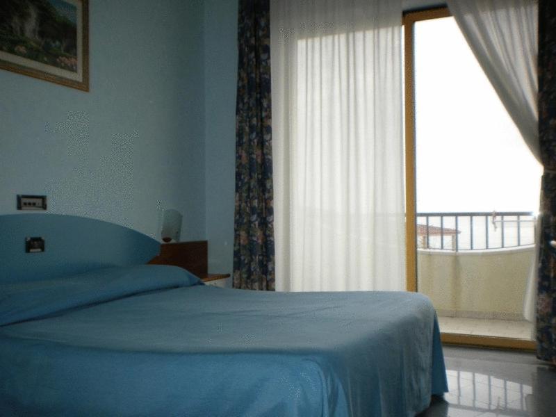 Hotel Ristorante Miramare مارينا دي جيويسا يونيكا المظهر الخارجي الصورة